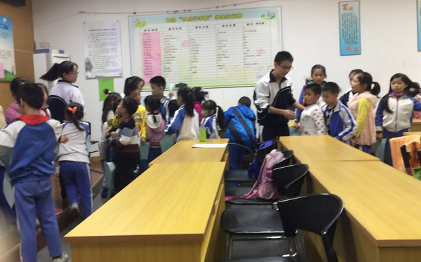 张宇楷和四点半学校孩子一起互动交流时图片