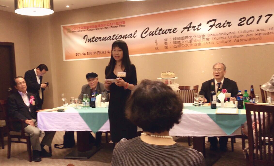 王晓燕为参展作品做介绍 ANDY Wong is introducing her paintings to the show by people who have been visiting 